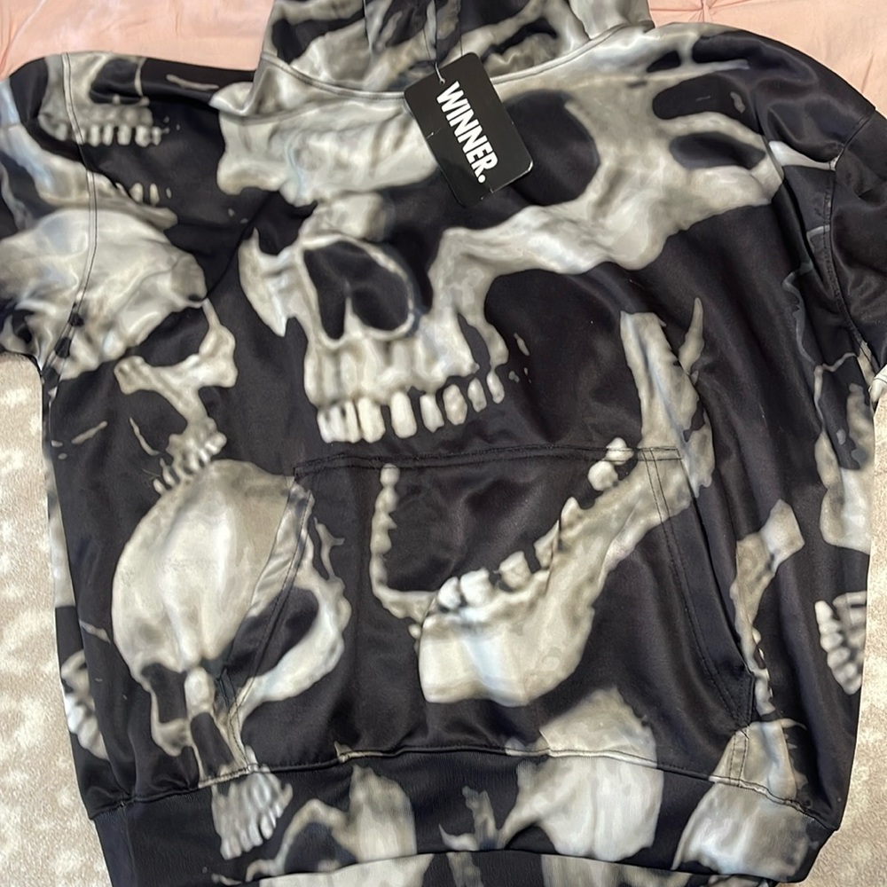 New with tag Winner hoodie with skull print